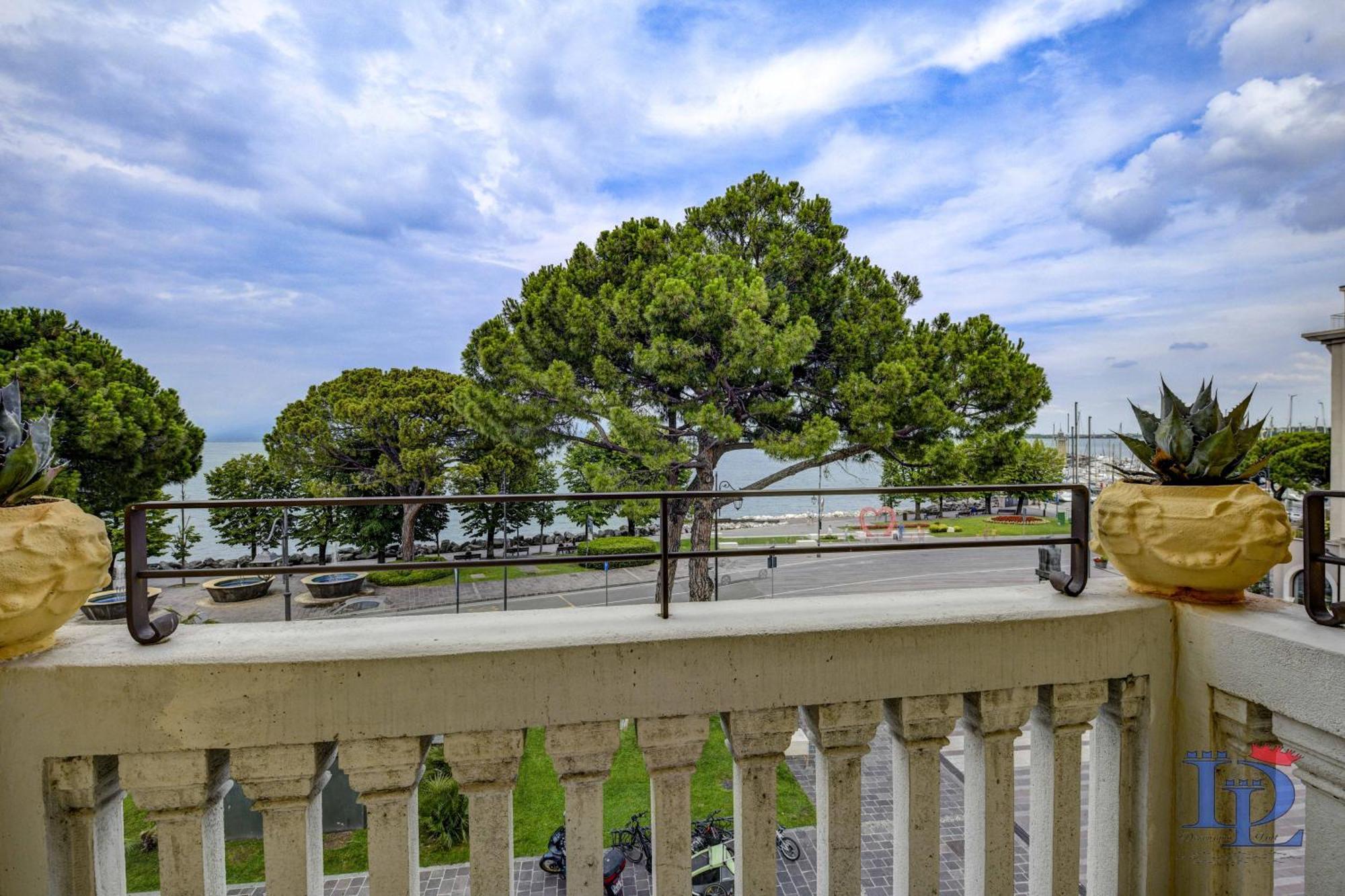 Desenzanoloft Official Partner Marriott Homes & Villas - Palazzo Visconti Luxury Suite Ντεζεντσάνο ντελ Γκάρντα Δωμάτιο φωτογραφία