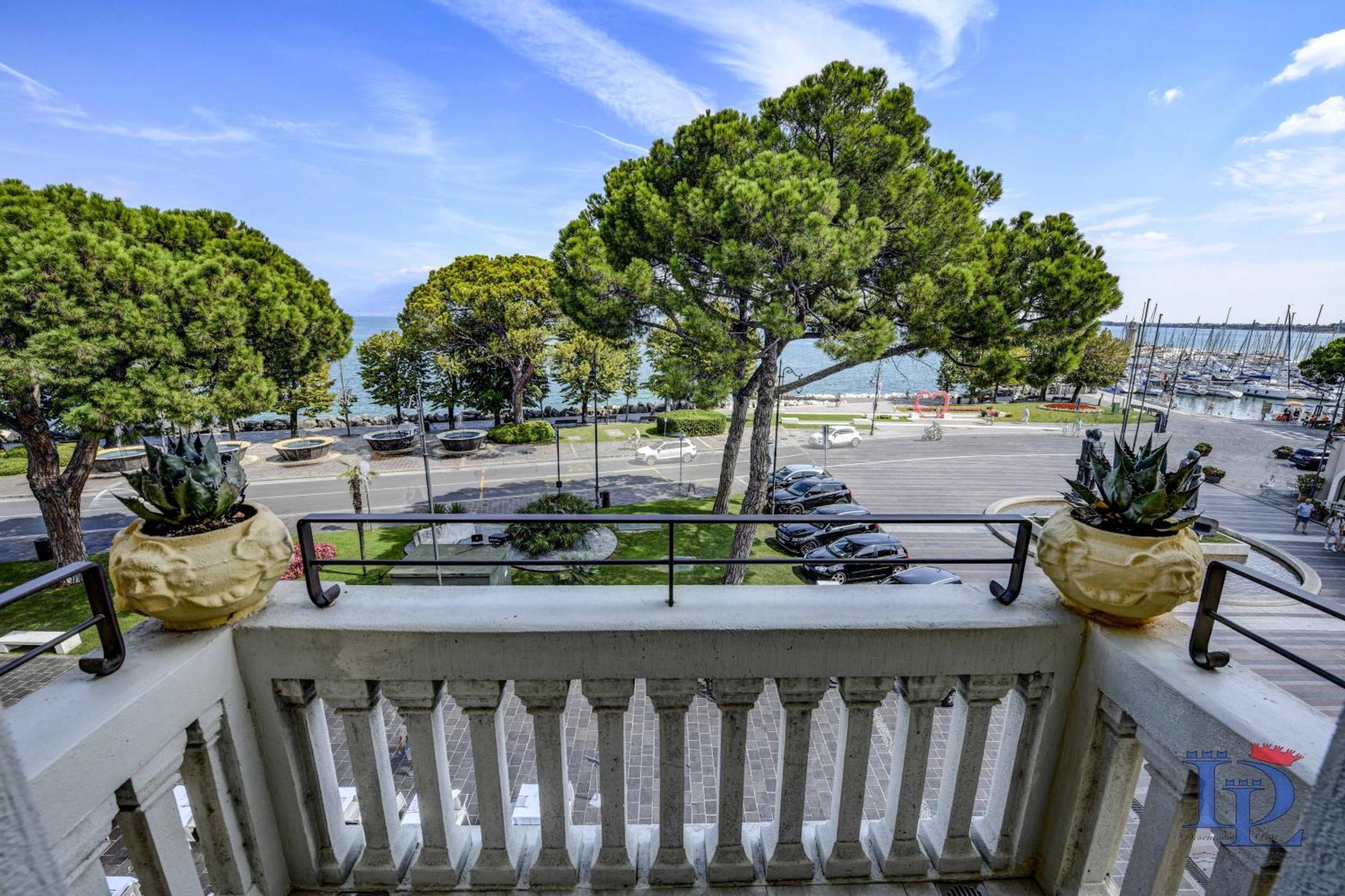 Desenzanoloft Official Partner Marriott Homes & Villas - Palazzo Visconti Luxury Suite Ντεζεντσάνο ντελ Γκάρντα Δωμάτιο φωτογραφία